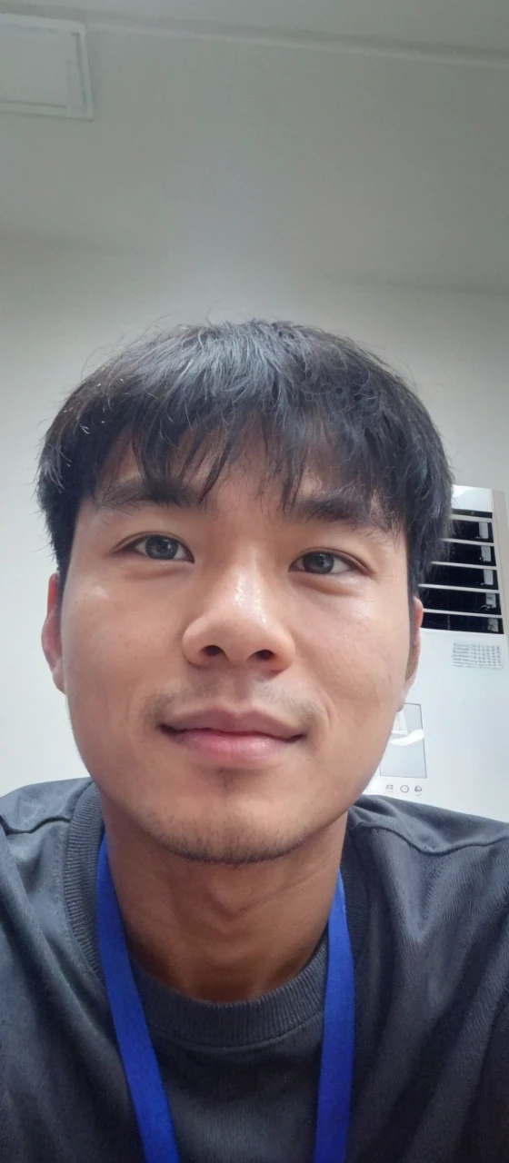 ภาพrealistic,Lao young man,Age 30,Oval face,handsome,cool,smile,Wearing a black T-shirt.,Selfie,Be a supervisor,Living at the computer,At the office,midday,Bokeh,realistically,realistic,Sharp eyes,All fingers,นิ้วมือrealistically,Sharp picture,dslr.