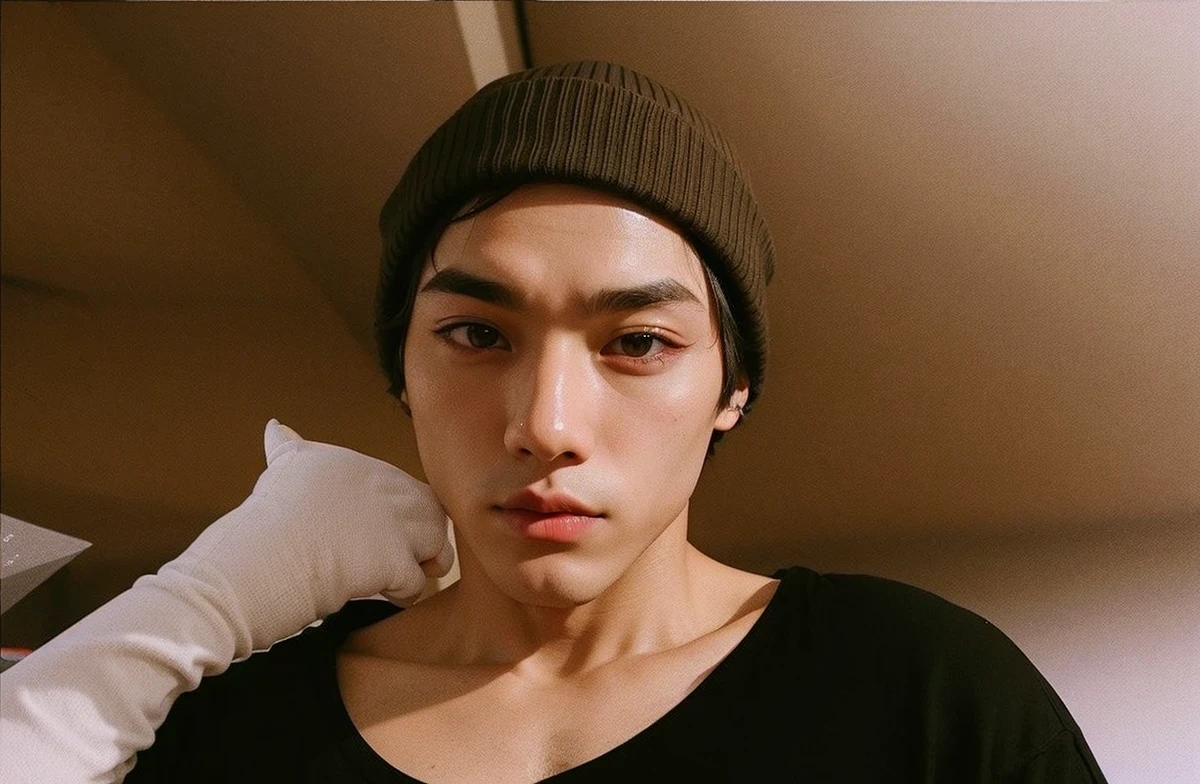 sharp man with black hood and a tattoo on his arm, Taehyung, Ulzzang masculino, em um moletom preto, homem sul-coreano, vestindo um moletom preto, pale korean face, hyung tae, profile picture with headshot, inspirado em kim taehyung, em um moletom, rosto preciso do taehyung