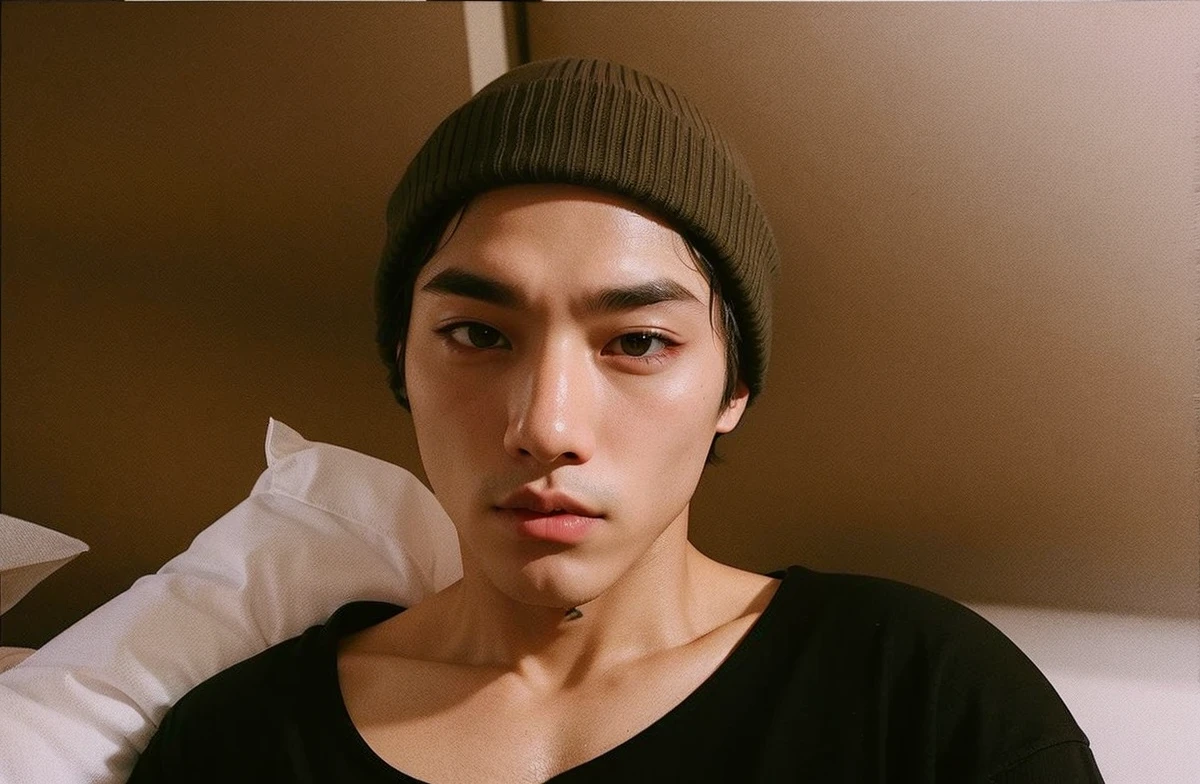 sharp man with black hood and a tattoo on his arm, Taehyung, Ulzzang masculino, em um moletom preto, homem sul-coreano, vestindo um moletom preto, pale korean face, hyung tae, profile picture with headshot, inspirado em kim taehyung, em um moletom, rosto preciso do taehyung