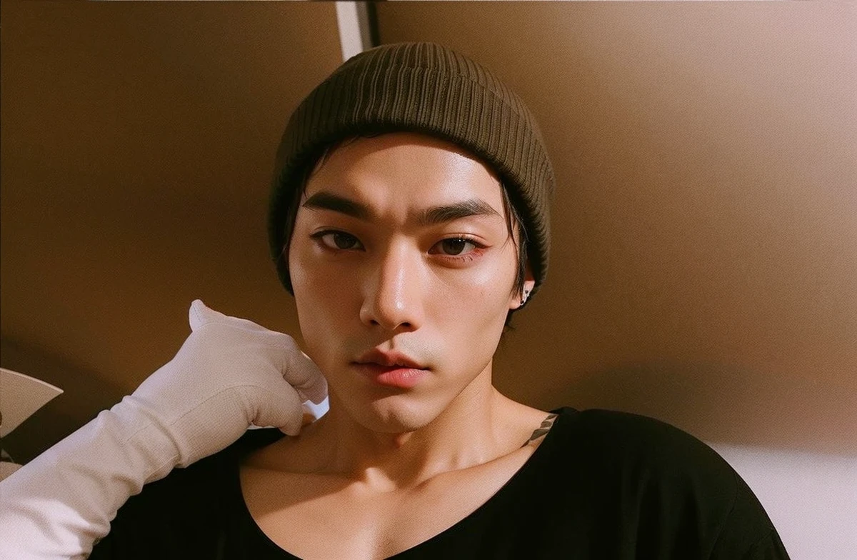 sharp man with black hood and a tattoo on his arm, Taehyung, Ulzzang masculino, em um moletom preto, homem sul-coreano, vestindo um moletom preto, pale korean face, hyung tae, profile picture with headshot, inspirado em kim taehyung, em um moletom, rosto preciso do taehyung 