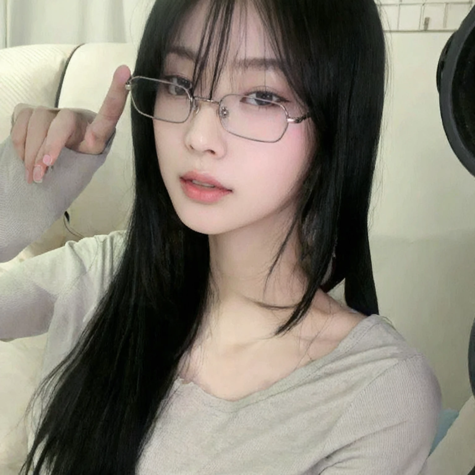 there is a woman With glasses and a gray shirt holding a hair dryer, ulzzang, With glasses,  korean, long straight bangs, long wavy black hair and glasses, garota gótica korean cruel, wearing big thin round glasses, She has black hair with bangs, linda mulher sul-korean, With glasses pretos, linda jovem korean