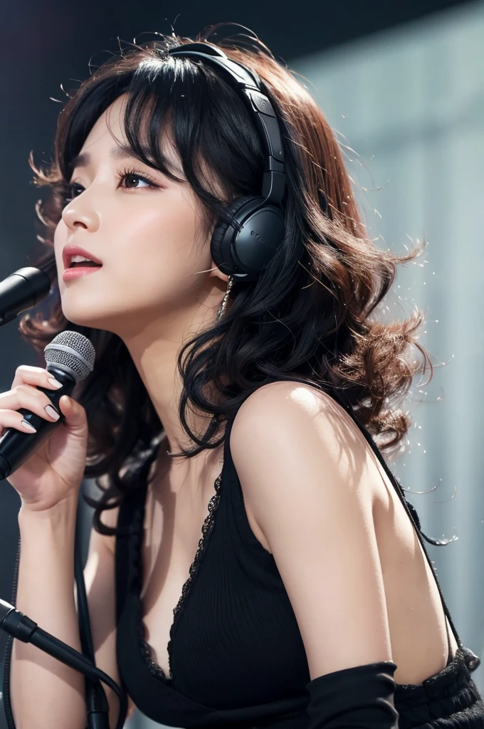 queen style、Beautiful adult woman、Black Hair、Curly Hair、Realism、Singing with earphone microphone