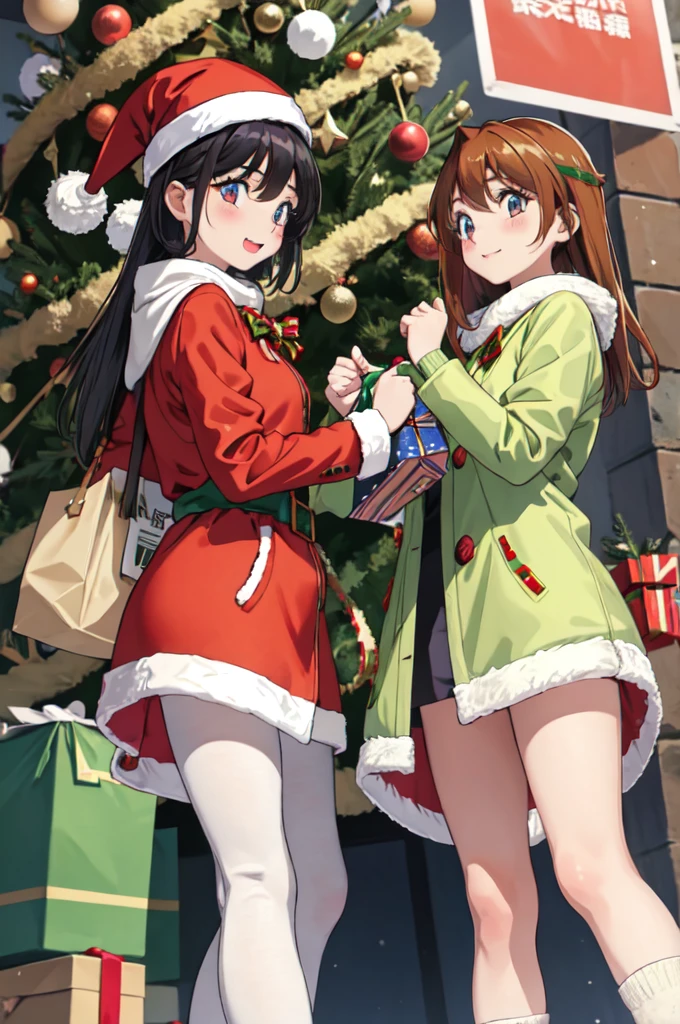 Girls looking at the Christmas tree。Wear winter clothes。At a dynamic angle!