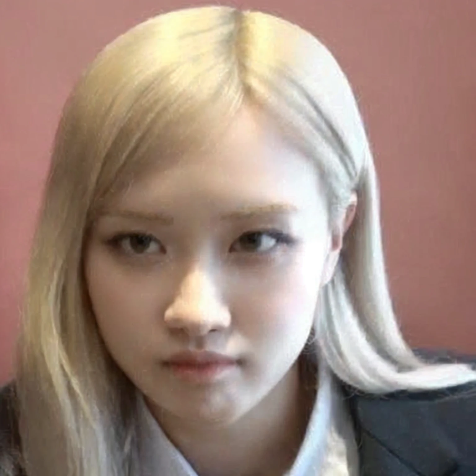 Blond hair girl in white shirt and black jacket looking at camera, pale round face, with round face, She has a pretty face, jossi de blackpink, her face looks like an orchid, she has a nice expressive face, with round cheeks, she has a distant expression, roseanne park by blackpink, A hyperrealist , portrait of jossi de blackpink