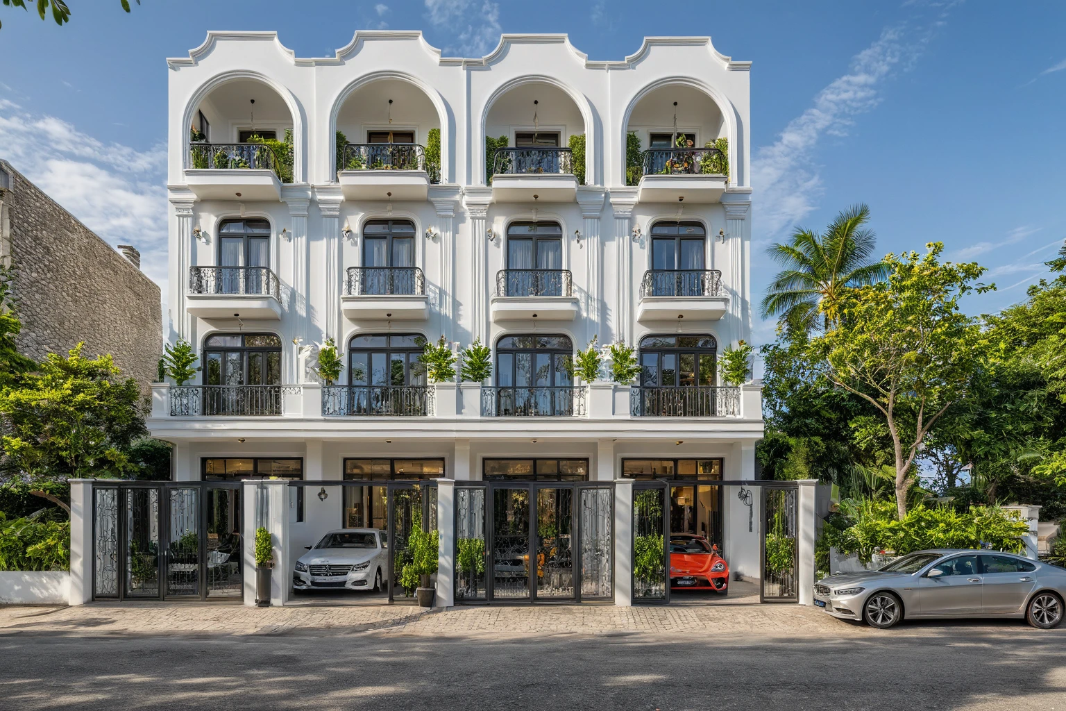 villa néo classique sur rue, (lumière du jour), arbre tropical, couleur vive, paysages de rue, ton blanc, mur blanc, grande porte vitrée, éclairage intérieur chaleureux, bois et marbre, meilleure qualité, 20 ArchiAI_XL_NéoTH-v2