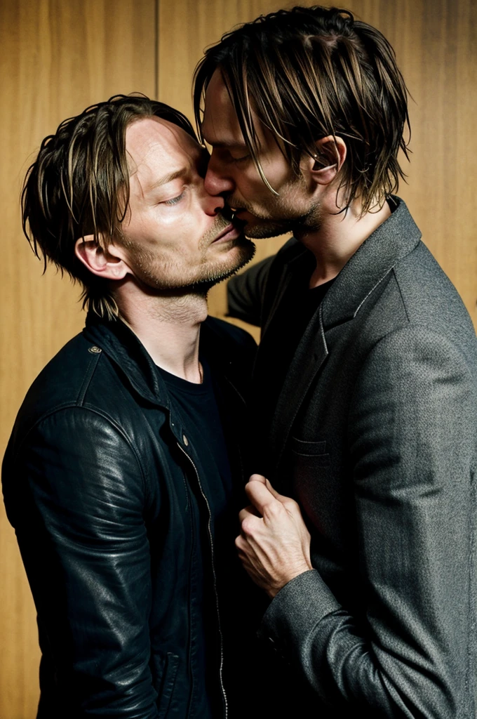 thom yorke and jonny greenwood kissing