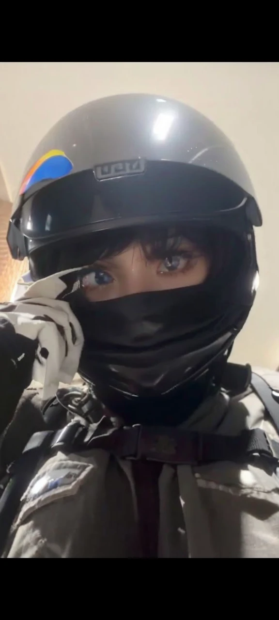 beautiful detailed eyes, extremely detailed realistic eyes, hyperrealistic eyes, high quality, masterpiece, (best quality,4k,8k,highres,masterpiece:1.2),ultra-detailed,(realistic,photorealistic,photo-realistic:1.37),HDR,UHD,studio lighting,ultra-fine painting,sharp focus,physically-based rendering,extreme detail description,professional,vivid colors,bokeh