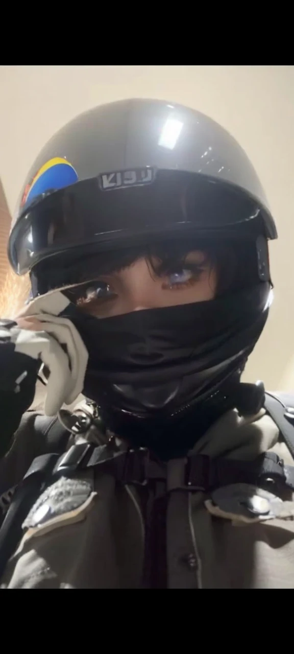 beautiful detailed eyes, extremely detailed realistic eyes, hyperrealistic eyes, high quality, masterpiece, (best quality,4k,8k,highres,masterpiece:1.2),ultra-detailed,(realistic,photorealistic,photo-realistic:1.37),HDR,UHD,studio lighting,ultra-fine painting,sharp focus,physically-based rendering,extreme detail description,professional,vivid colors,bokeh