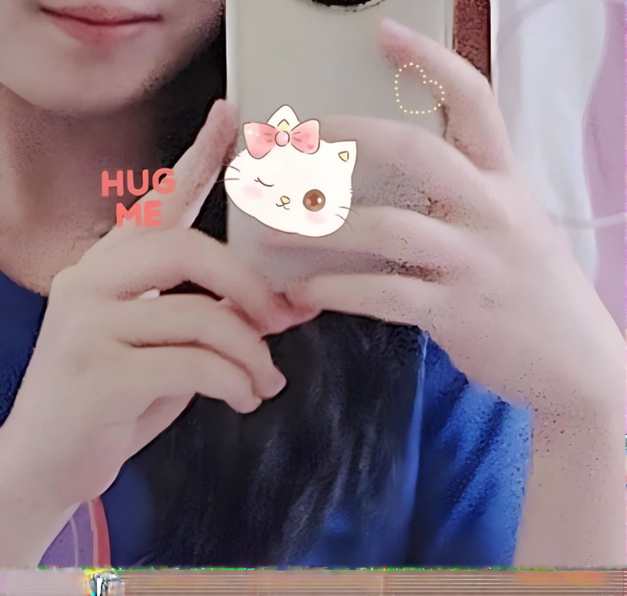 My girlfriend，Taking a selfie with your phone，Smile，long hair，Glasses
