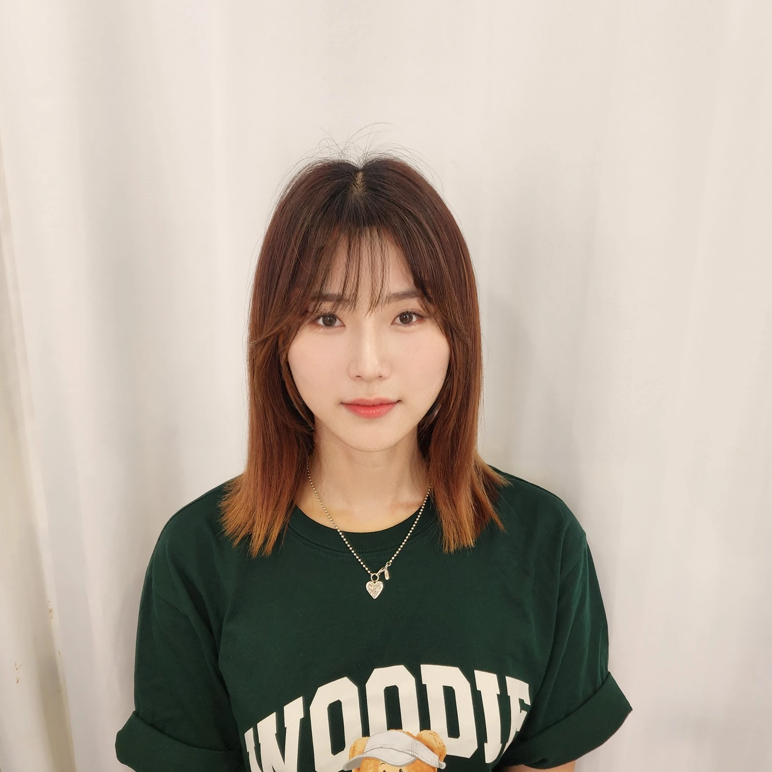 Best Quality, 8k, Masterpiece, (Portrait: 1.3), (photo realistic:1.4), (hyper realistic:1.4), Sharp Focus, looking at viewer, (smoother lighting:1.1), (increase cinematic lighting quality:0.9), realistic lighting, backlighting, light on face, ray trace, (brightening light:1.2), (Increase quality:1.4), sharp detail, (best quality real texture skin:1.4), finely detailed eyes, black_eyes, finely detailed face, 25 year old Korean woman