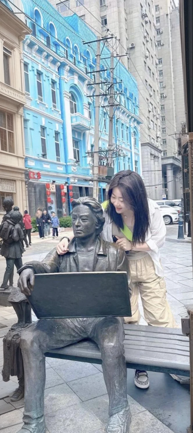 Complete the right side of the image,Especially the hand features of the sculpture