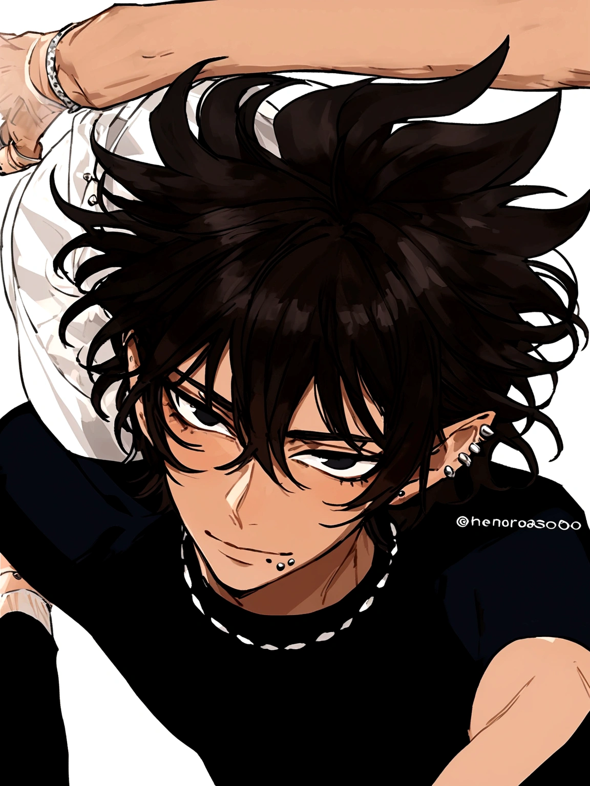 thin boy, but marked, brunette with wavy hair at the height of the ears and black color, piercing black eyes, He wears a compression shirt and has a lip piercing