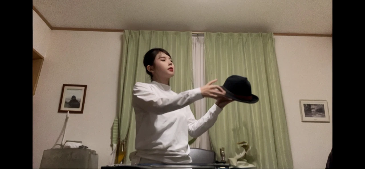 A girl has a hat、White clothes、Highest quality