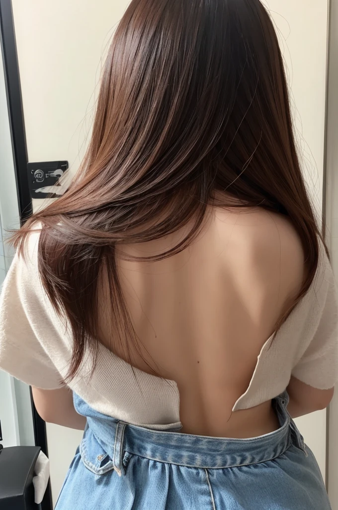 Woman with long hair facing backwards、shiny hair、Woman with beautiful hair、Beautiful brown hair
