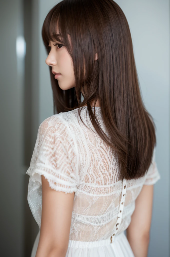 Woman with long hair facing backwards、shiny hair、Woman with beautiful hair、Beautiful brown hair