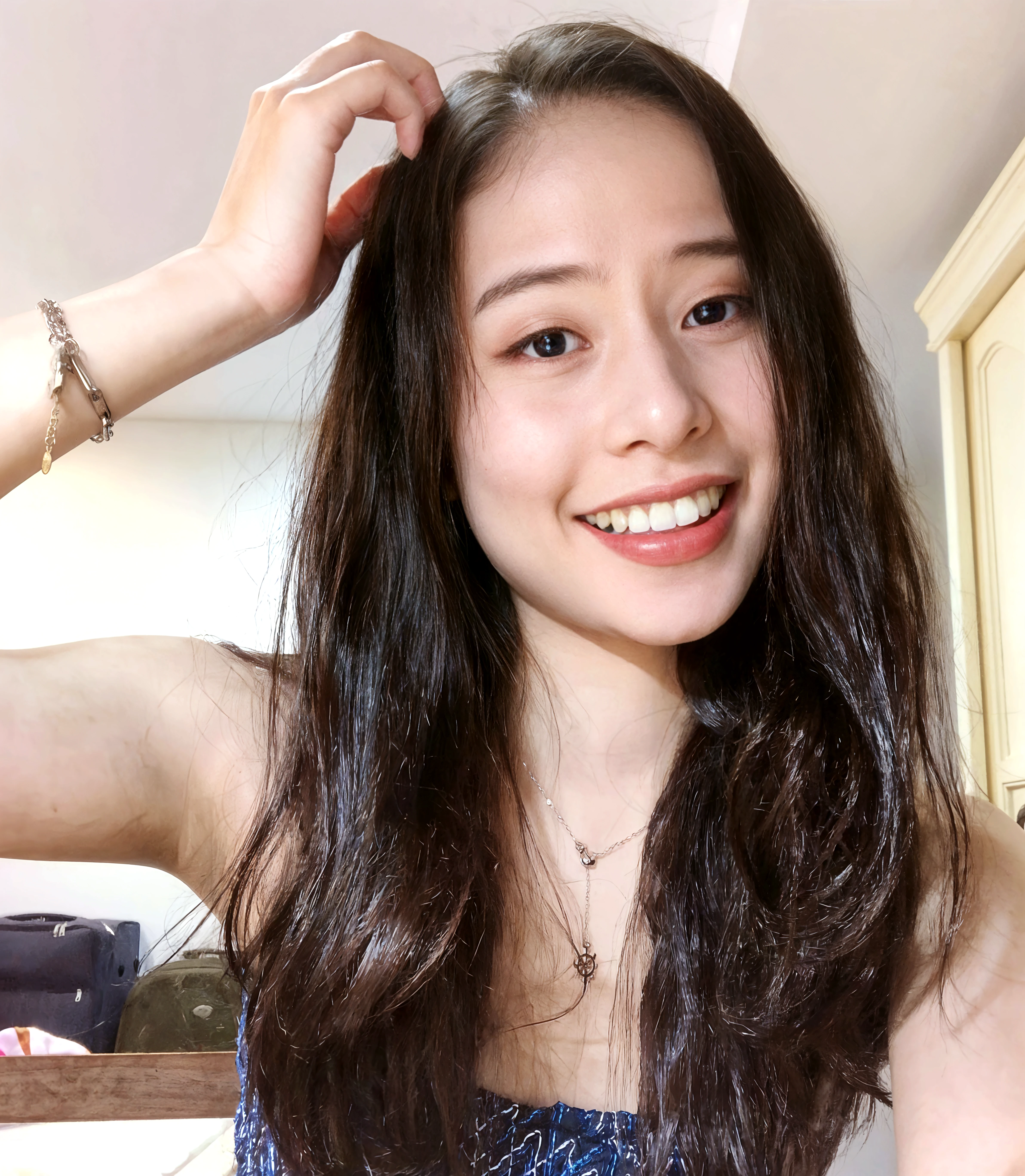 There is a young girl sitting on the floor with a laptop, 18 years old, 8K selfie photo, Look at the camera affectionately, 27 years old, , 23 years old, 22 years old, 21 years old, xintong chen, 28 years old, Xision Wu, she is about 16 years old