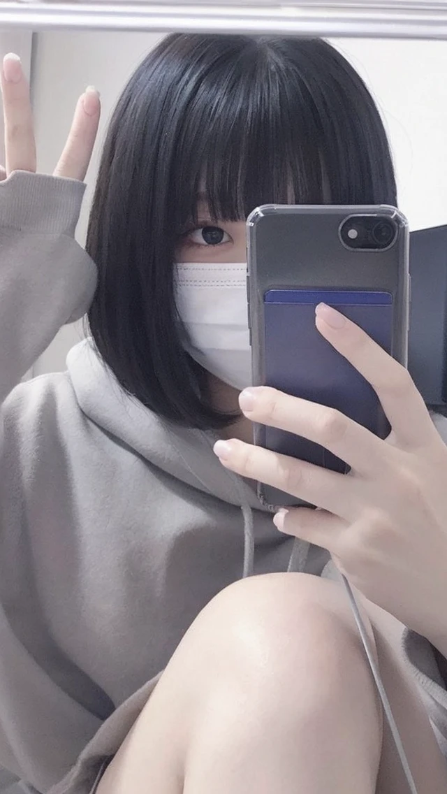 long hair、Blue hoodie