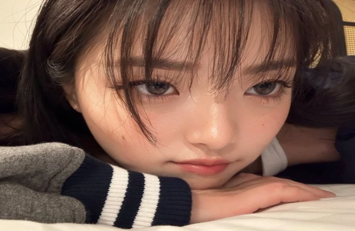 (((Masterpiece: 1,5, Best Quality, high resolution, Super resolution, ultra detailed: 1,2, rich background: 1,4))), (close up), (1 girl), Alone, green eyes, blonde long hair tied with blue Love, hair ornament, blunt bangs, smiling, high school girl, medium chest, ((hand in the air)), japanese clothes, (short blue printed kimono), sandals, Love, heart, ((exterior)), Cherry Blossom, (tori doors), stone staircase, sky (Afternoon), Cherry Blossoms fall, ((dramatic light: 1,3)), cloudy, (fuji scenery behind)