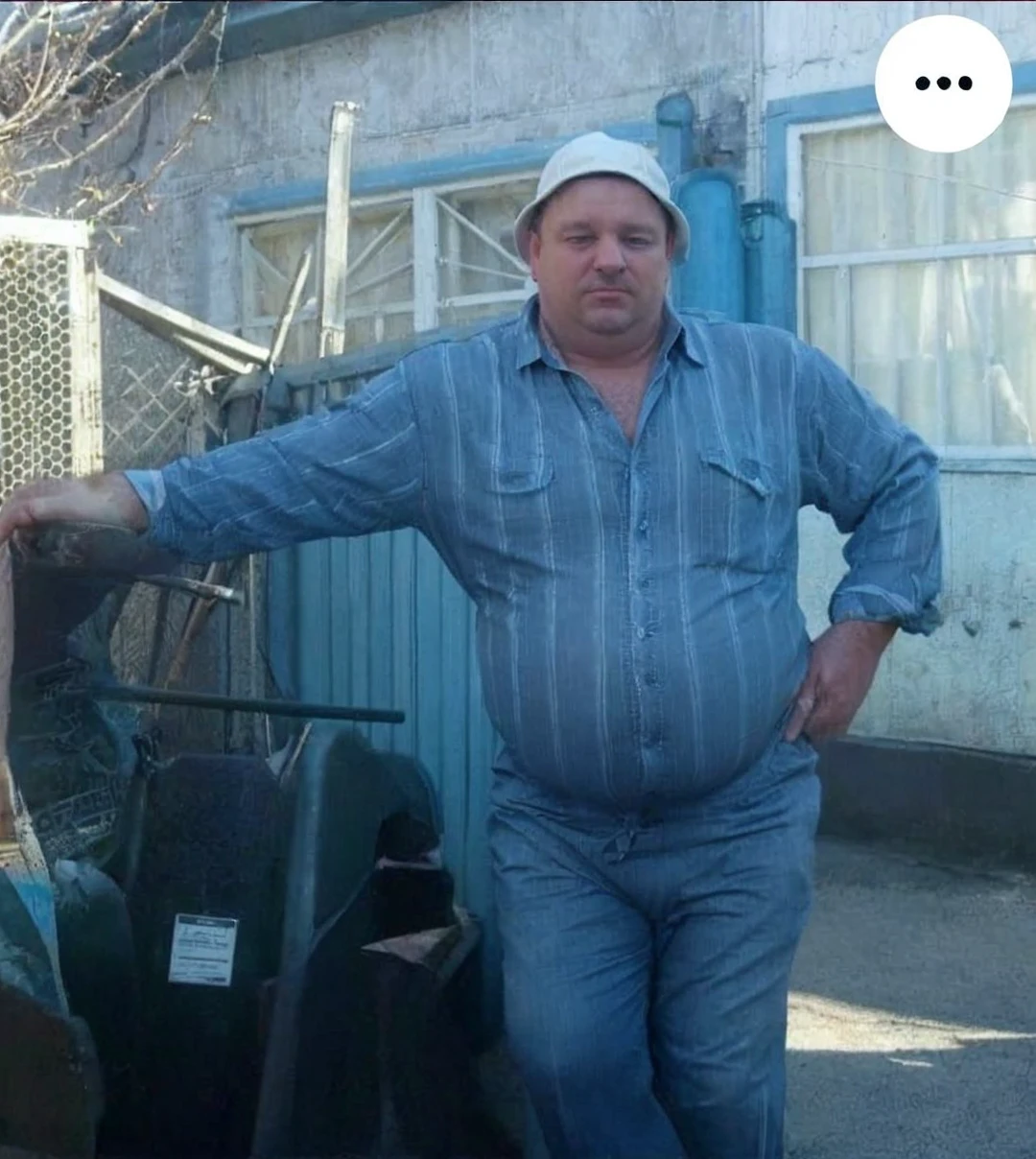 Roundbelly daddy, suited, no hat, white shirt