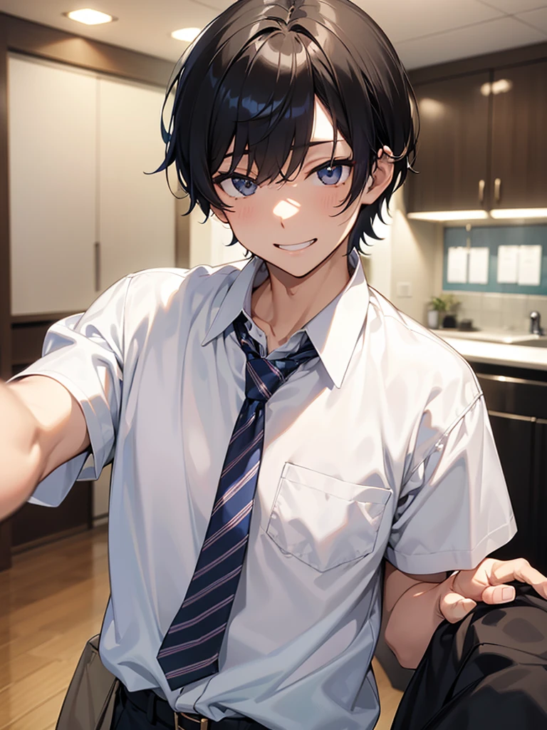 1男White shirtを着た金髪短髪の男がマンションのドアを開けて出てきた、Smiling、A man with black hair is standing behind him.、White shirt