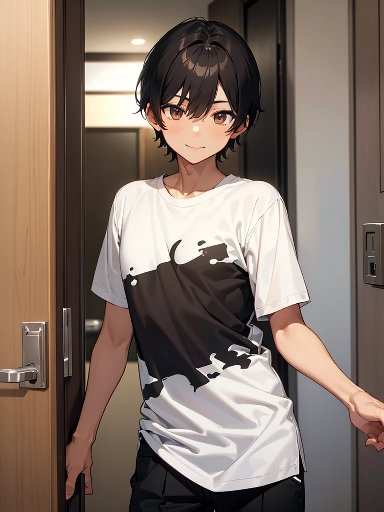 1 male、A slim, muscular man with short black hair wearing a black shirt opened the door to the apartment.、Brown skin、Smiling、1 male後ろに金髪の男が立っている、White shirt