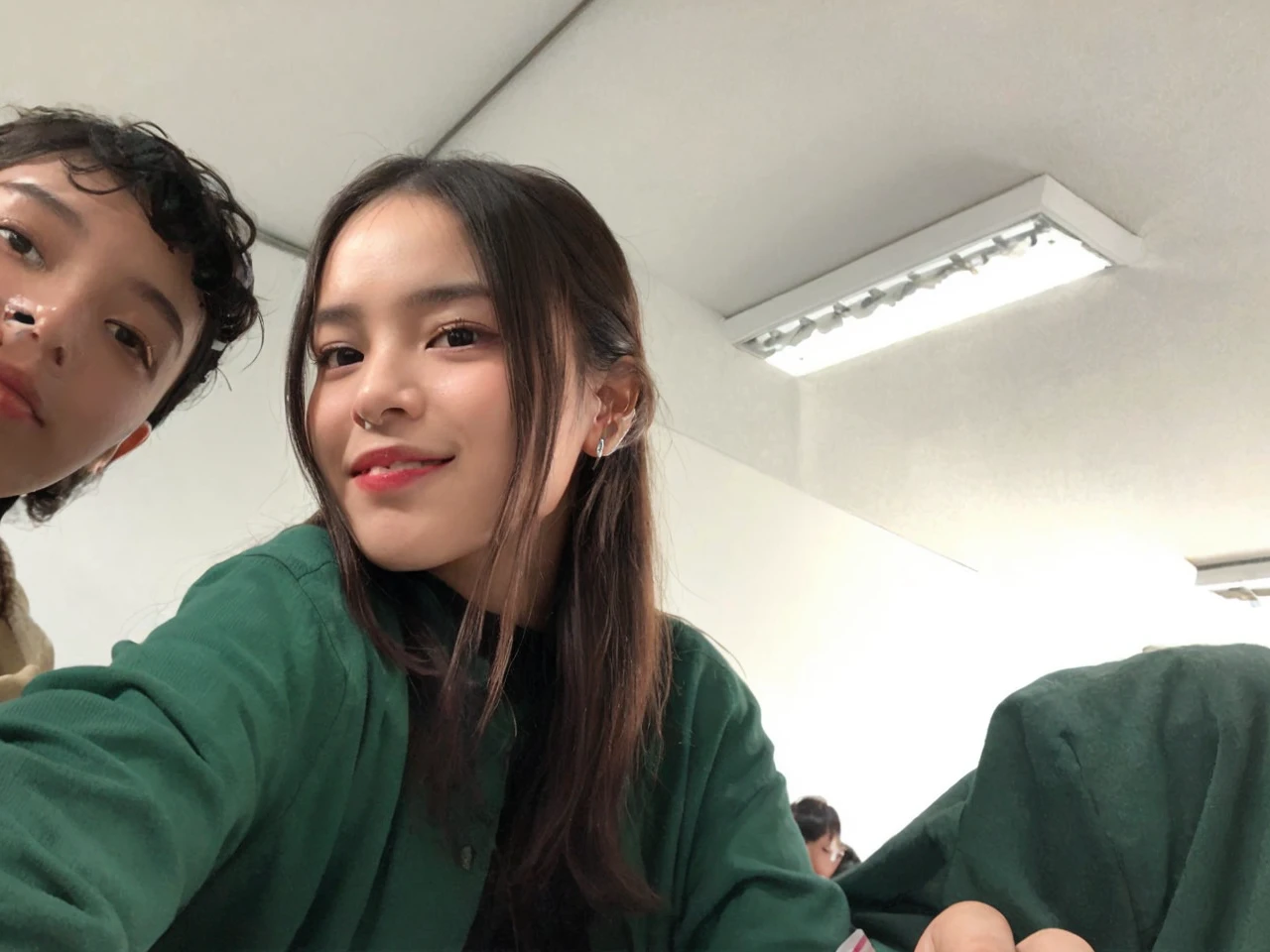 masutepiece, Best Quality, 8K, 15yo student, Teen, Raw photo, absurderes, award winning portrait, Smile, Smile, Solo, Night, neons, Idol face, violaceaess, gardeniass, Delicate girl, Upper body, Digital SLR, Looking at Viewer, Candid, Sophisticated, zora々Right, Thin arms, Professional Lighting, Film grain, chromatic abberation, (Eyes and faces with detailed:1.0), (Bokeh:1.1)