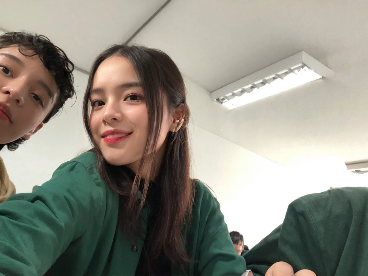 masutepiece, Best Quality, 8K, 15yo student, Teen, Raw photo, absurderes, award winning portrait, Smile, Smile, Solo, Night, neons, Idol face, violaceaess, gardeniass, Delicate girl, Upper body, Digital SLR, Looking at Viewer, Candid, Sophisticated, zora々Right, Thin arms, Professional Lighting, Film grain, chromatic abberation, (Eyes and faces with detailed:1.0), (Bokeh:1.1)