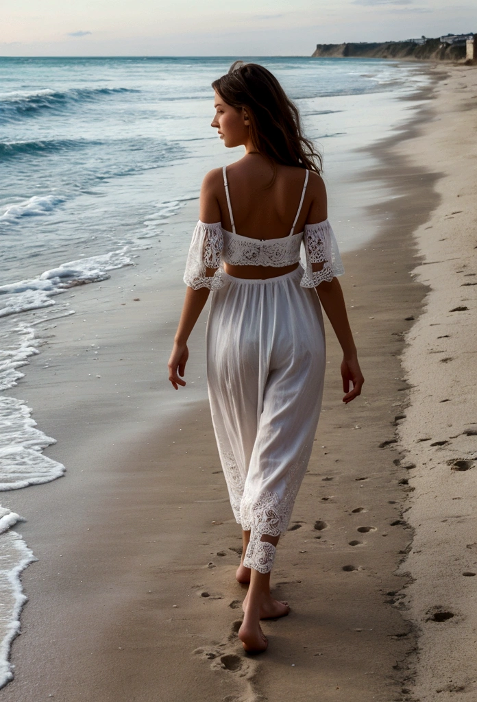 fille, cheveux long, marche sur la plage vue de dos, avec la mer devant elle, 