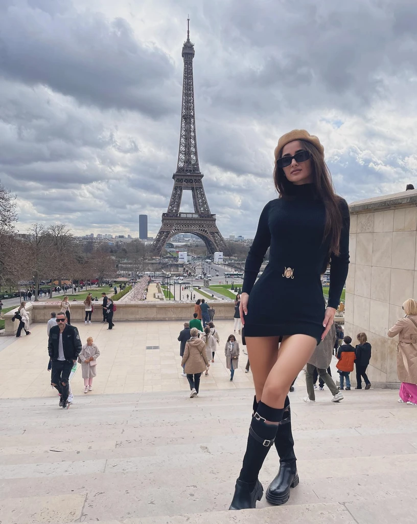Photorealistic, nude legs, femine legs, pretty legs, sexy legs, bare legs, bare white skin, pure white skin, femine, sensual, seduce