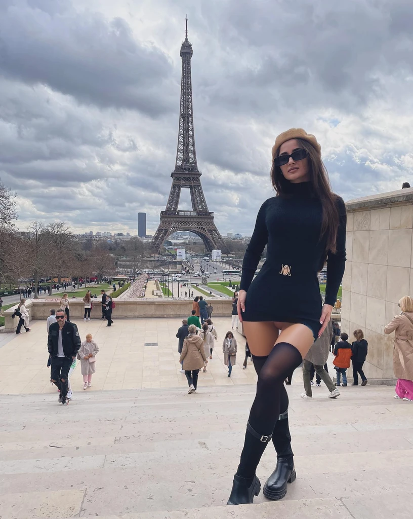 Photorealistic, nude legs, femine legs, pretty legs, sexy legs, bare legs, bare white skin, pure white skin, femine, sensual, seduce