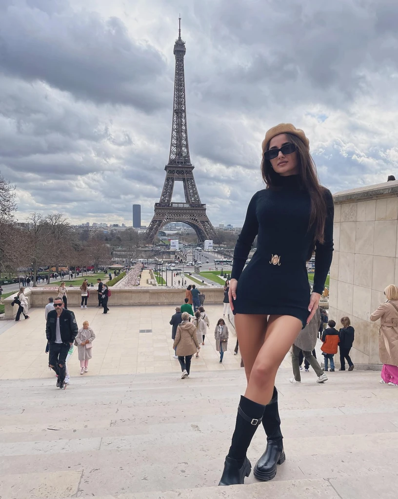 Photorealistic, nude legs, femine legs, pretty legs, sexy legs, bare legs, bare white skin, pure white skin, femine, sensual, seduce