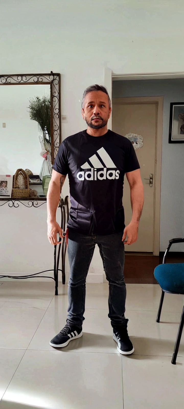 There is a man standing in a room with a mirror, wearing adidas clothes, photo by full body, ele está wearing a tshirt preta, wearing a tshirt e combate, wearing pants and t-shirt, wearing black tee, he is about 40 years old, he is about 40 years old, wearing a tshirt