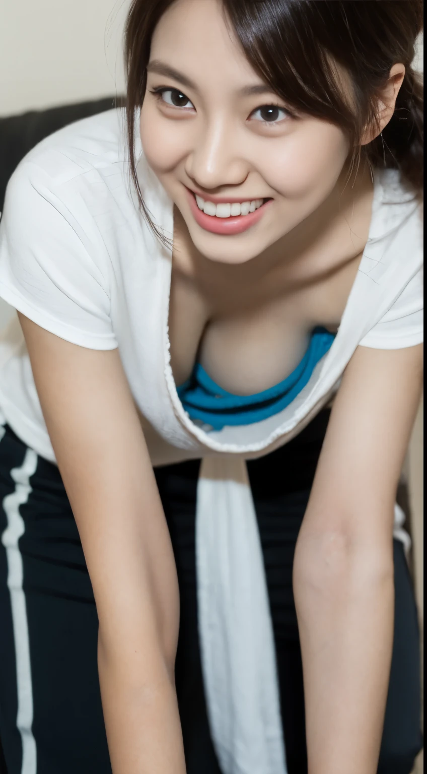 munechira、Down blouse、The focus is on the breasts、(((Realistic skin types)))、(Leaning forward:1.3)、(Oversized T-shirt、Loose fitting T-shirt、Low-cut T-shirt:1.2)、(Highest quality、8K、32k、masterpiece)、(Detailed bra)、Japanese、28 years old、Very cute girl、Beautiful girl、squat、Bright smile、living room、Bright room、Blurred Background、shortcut、Upper body close-up、Shooting from above、Detailed bra