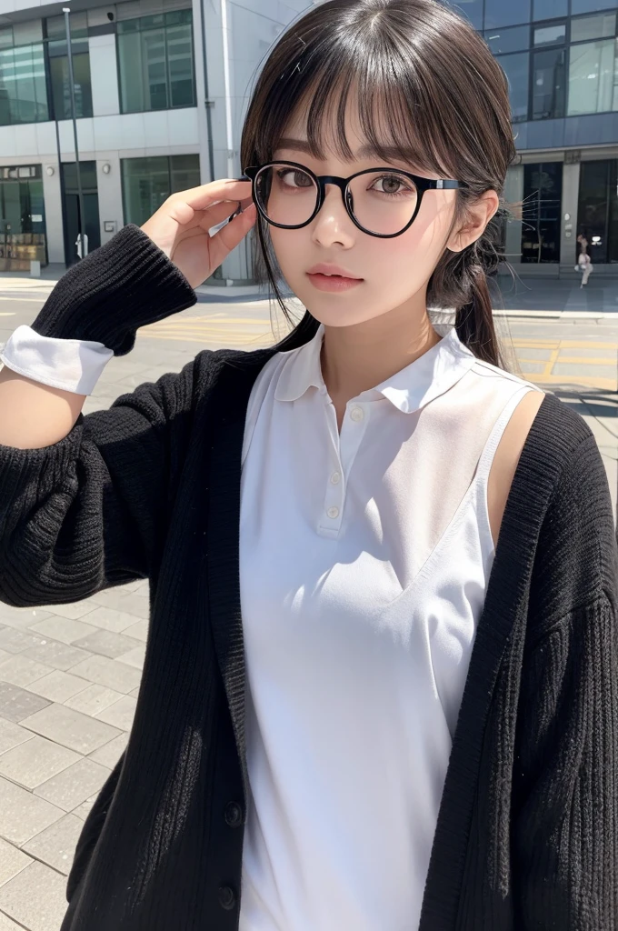 Deep-set eyelids、narrow-minded、Black Glasses、Hair tied back、Bangs eyebrow length、High-nosed、Twenty year old woman、Eye-to-eye proximity、Inverted triangle face shape