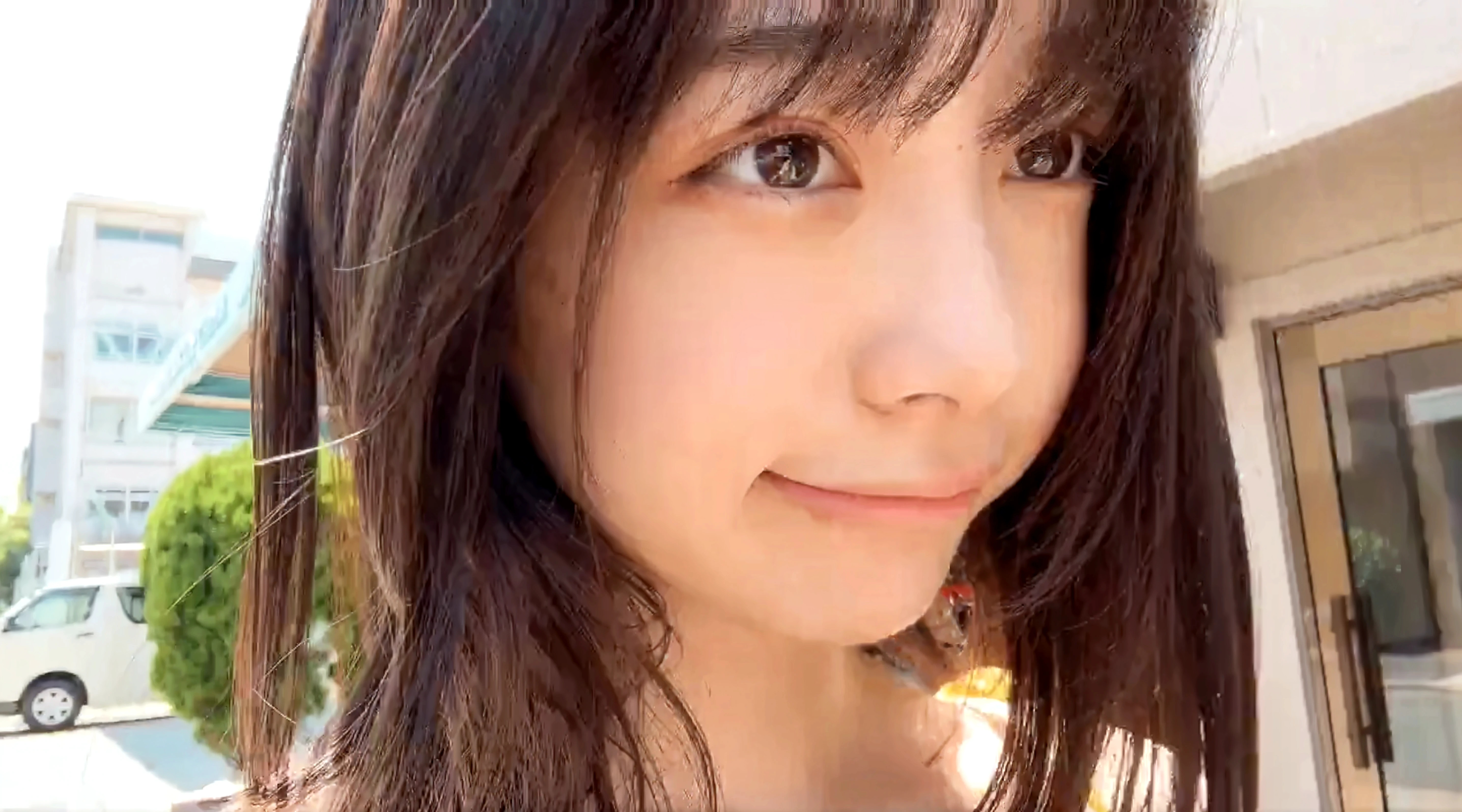 La mejor calidad, Chica. El caucásico Allison Mack ,brown hair , ,Cabello largo ,, profundidad de campo, ojos azules , , without smiling ,,, Camiseta blanca y jeans ,mirando al espectador, Rocas de playa , selfie