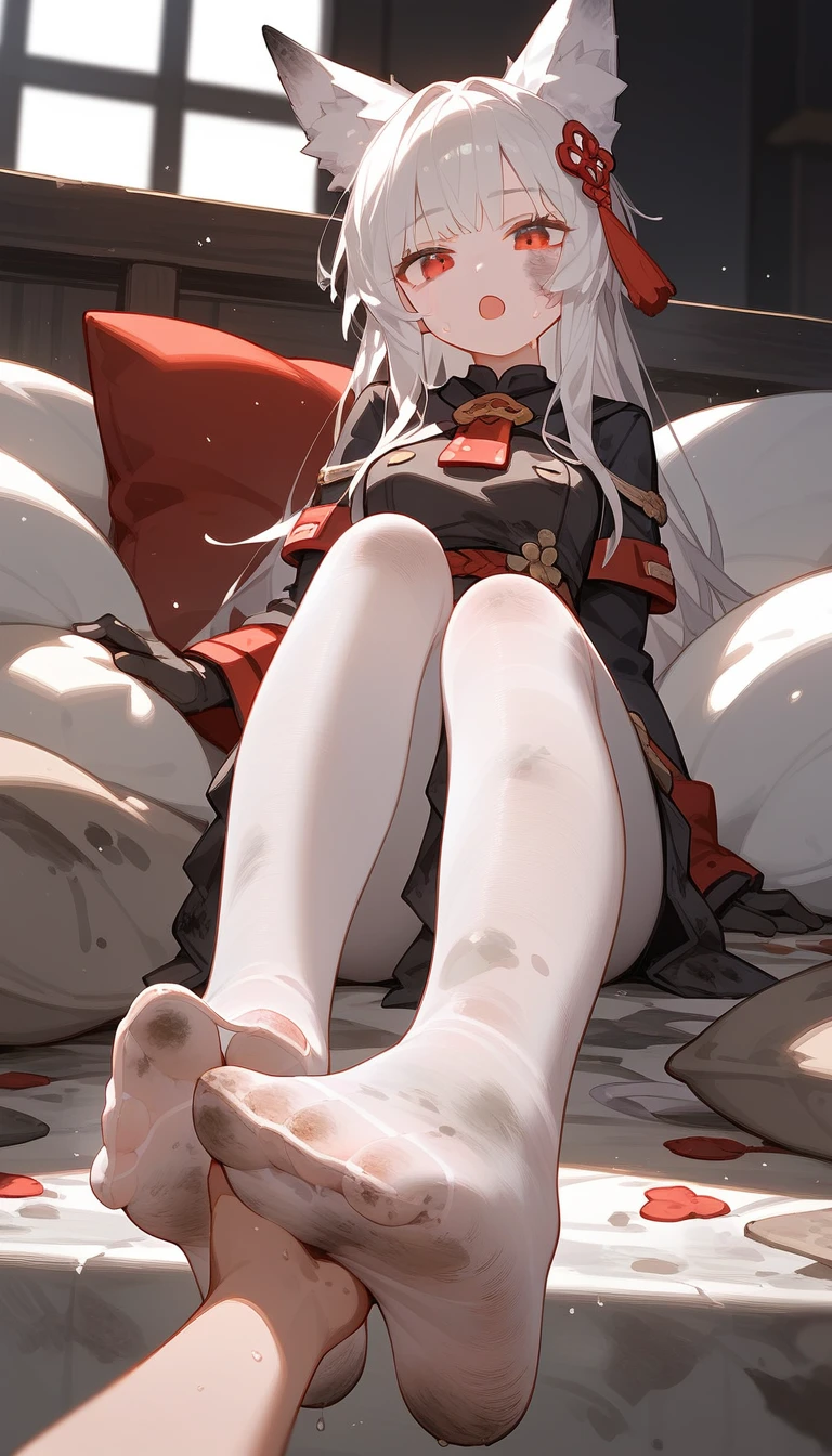 1 girl,dirty,foot,foot底,Red Eyes，breast,solitary,Long hair,White hair,Black gloves,foot趾,foot部焦点,Looking at the audience,sit,Sweat,open mouth,dirty foot,Keep,indoor,Pillow,Bangs，White pantyhose，Fox ears，There&#39;foot的泥土，White clothes，kimono，Japanese style，dirtyPillow，dirty床，女孩周围堆满Pillow