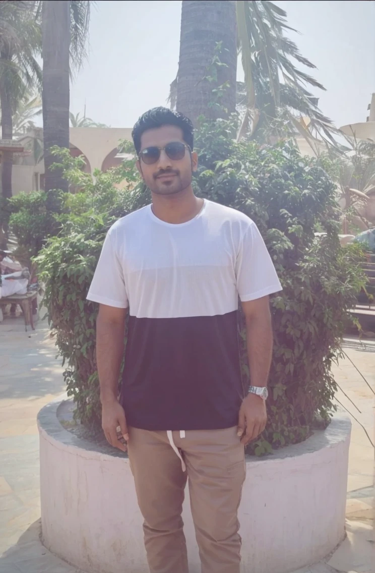 The background is completely of Dubai and Bhaiya's face is shining like new clothes.