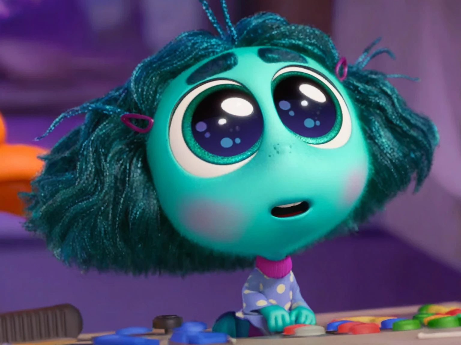 a close-up of a cartoon character with blue hair and green eyes, still from the movie alien girl, cute pixar character, pixar coronavirus movie, cute pixar character design, frame from pixar movie, pixar movie screenshot, still from the pixar movie, depicted como um personagem da Pixar, pixar doll deep focus, Still from a Pixar film, as a character from Pixar Consumption