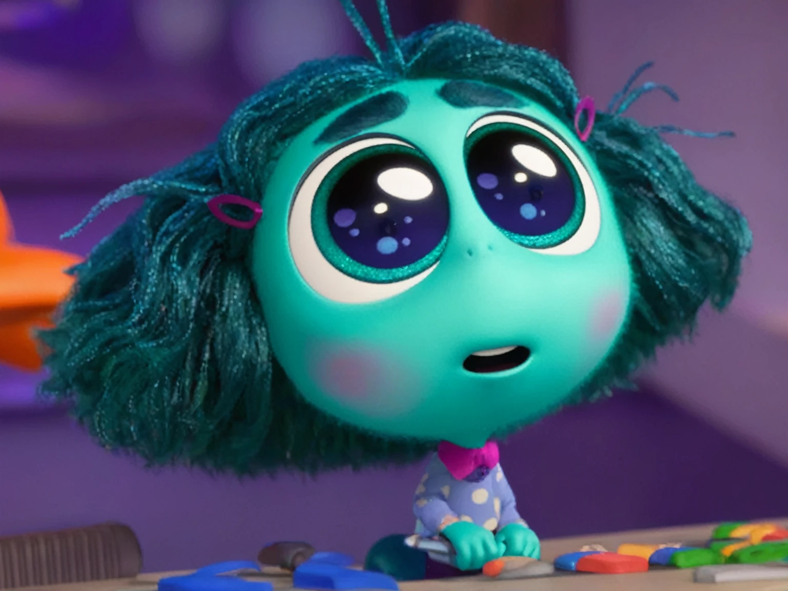 a close-up of a cartoon character with blue hair and green eyes, still from the movie alien girl, cute pixar character, pixar coronavirus movie, cute pixar character design, frame from pixar movie, pixar movie screenshot, still from the pixar movie, depicted como um personagem da Pixar, pixar doll deep focus, Still from a Pixar film, as a character from Pixar Consumption
