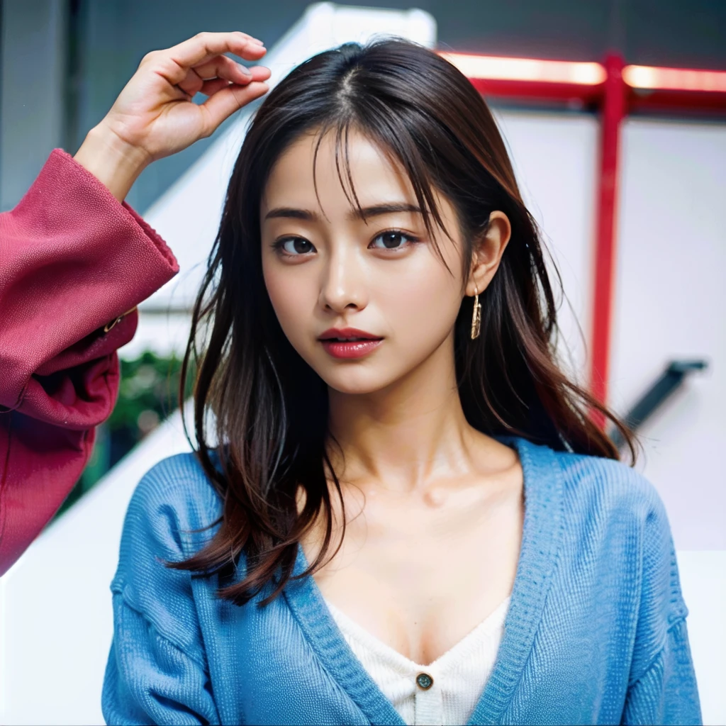 (Highest quality、8K、32k、masterpiece、Ultra-high resolution:1.2)、Cute Japanese Women Photos、Big ample breasts、Sundarium Hair、Upper Body、Face Focus、(sweater、:1.1)necklace、Simple Background、Looking at the audience、Leaning forward、Earrings