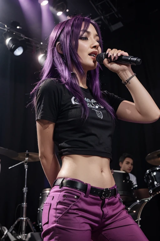chica rock star , black shirt, pantalon roto, purple hair singing in concert