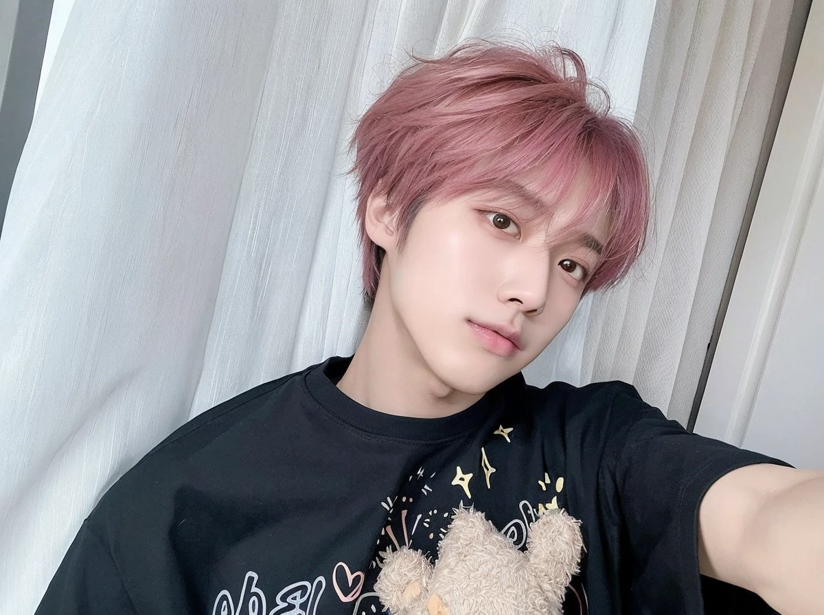 arafed male with pink hair and a black shirt holding a teddy bear, cai xukun, kim doyoung, with short hair, portrait of jossi of blackpink, jungkook, jung jaehyun, male ulzzang, jimin, jinyoung shin, yanjun chengt, hyung tae, jossi of blackpink, inspired by Kun Can, hong june hyung