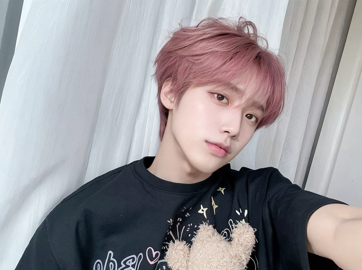arafed male with pink hair and a black shirt holding a teddy bear, cai xukun, kim doyoung, with short hair, portrait of jossi of blackpink, jungkook, jung jaehyun, male ulzzang, jimin, jinyoung shin, yanjun chengt, hyung tae, jossi of blackpink, inspired by Kun Can, hong june hyung