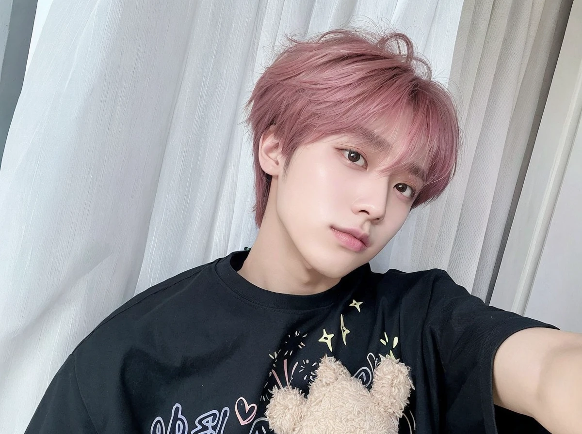 arafed male with pink hair and a black shirt holding a teddy bear, cai xukun, kim doyoung, with short hair, portrait of jossi of blackpink, jungkook, jung jaehyun, male ulzzang, jimin, jinyoung shin, yanjun chengt, hyung tae, jossi of blackpink, inspired by Kun Can, hong june hyung, androgynous, femenine