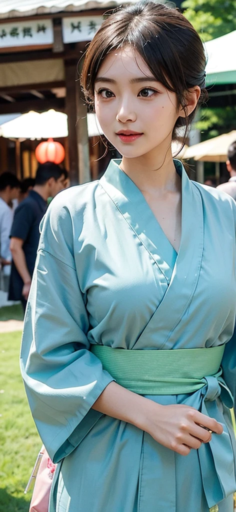 A woman wearing a green yukata on a date at a summer festival。