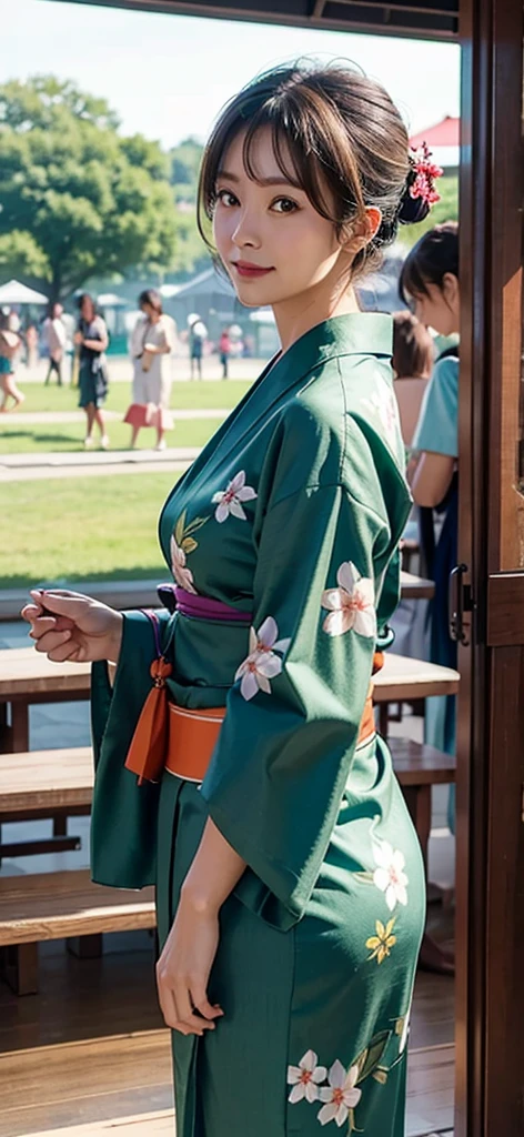 A woman wearing a green yukata on a date at a summer festival。