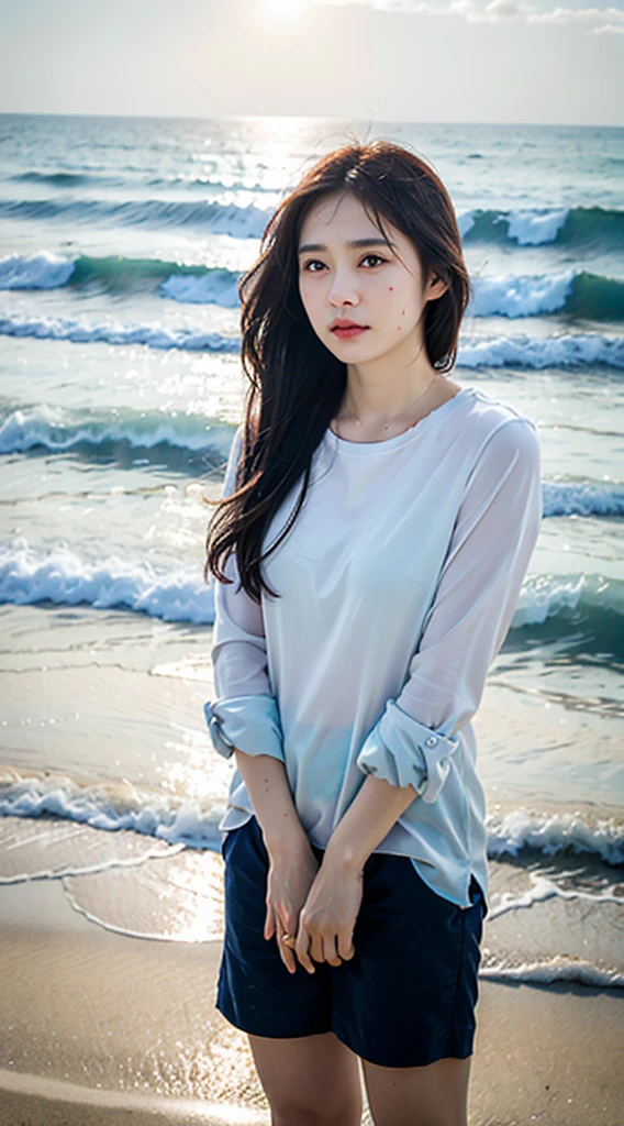 Seascape in the background、A woman with a slightly sad expression is standing there.。Her face has lines、This gives a deep impression to her face.。The ocean waves crash gently、The sun setting over the horizon is in the background。