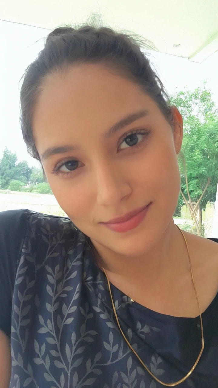 best qualityer, flawless face, hair blonde, Woman, appeared from Viviz's euna, big boobies, clear eyes