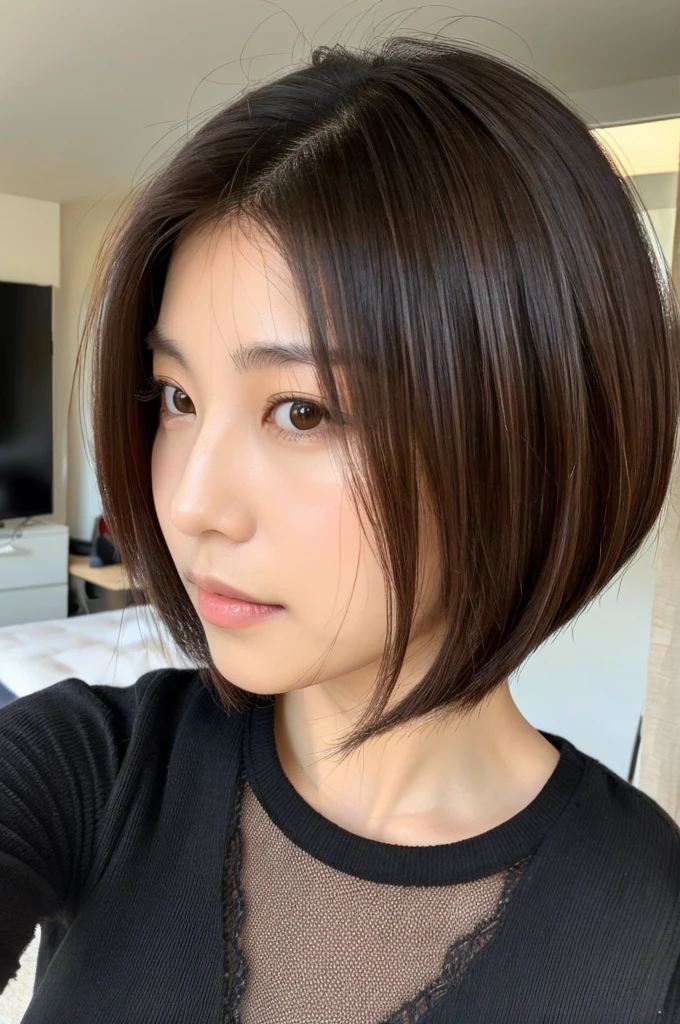 ・Japanese woman in her early 20s。With bob hair、Brown medium hair。Slit eyes。Clean face line。Gives a classy impression。Wearing a black blouse。Taking a selfie。
