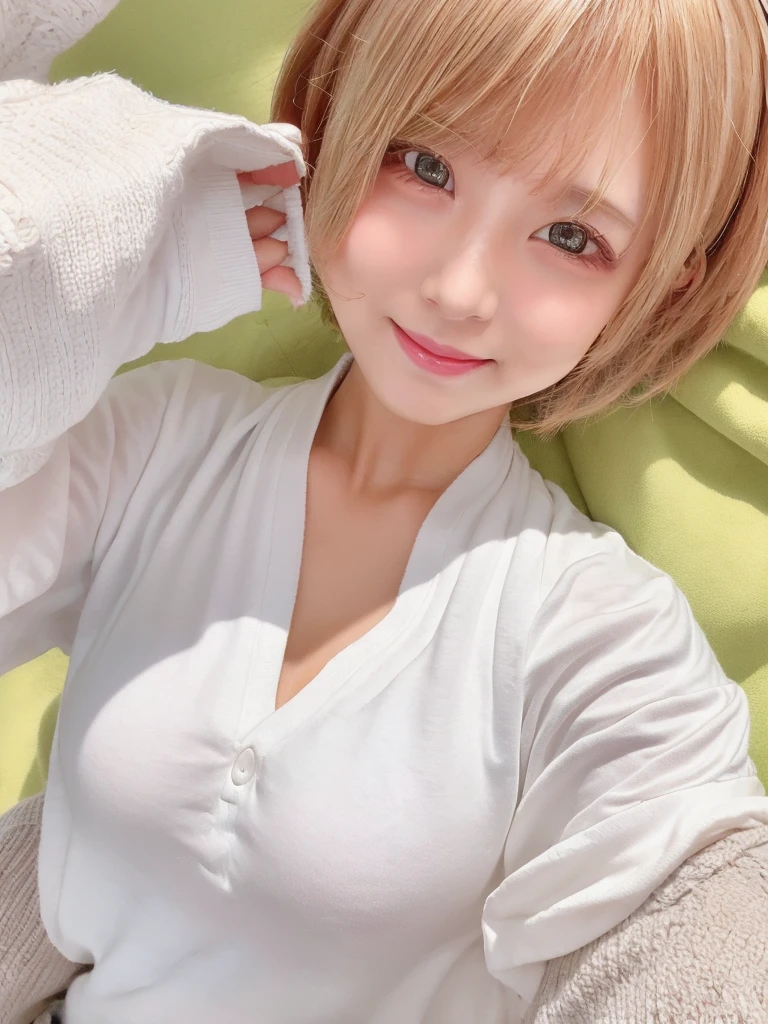 Cute Girls　Blonde short hair upper body　smile　bright　